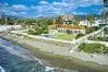 Villa en Marbella - 1100 Stunning Marbesa Beachfront Villa with Garden Villa en Marbella - 1100 Stunning Marbesa Beachfront Villa with Garden