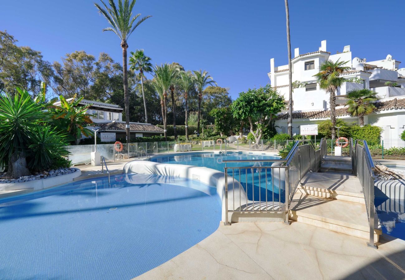 Apartment in Marbella - 1081 Luxurious Beachfront Penthouse with Jacuzzi