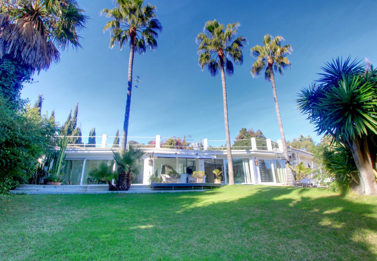 Villa em Marbella - 2042 Elegant Villa with Garden and Heated Pool