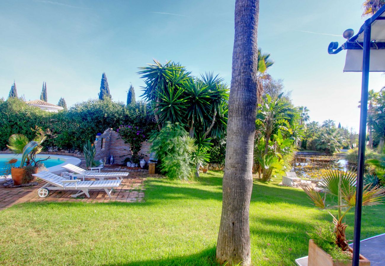 Villa em Marbella - 2042 Elegant Villa with Garden and Heated Pool