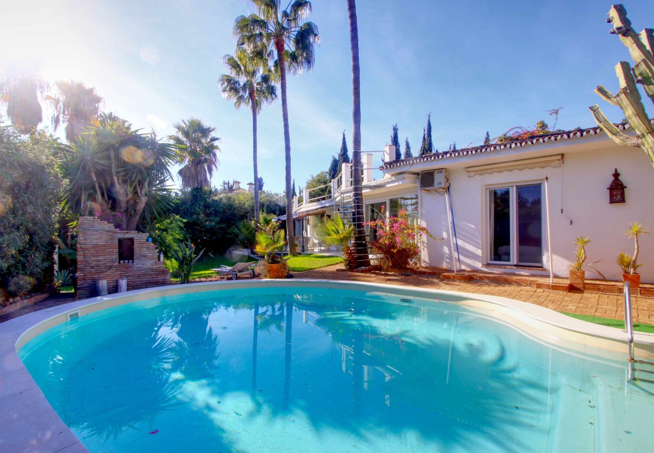 Villa em Marbella - 2042 Elegant Villa with Garden and Heated Pool