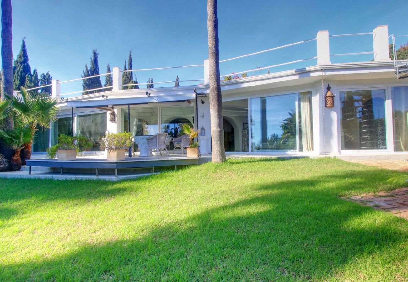 Villa em Marbella - 2042 Elegant Villa with Garden and Heated Pool