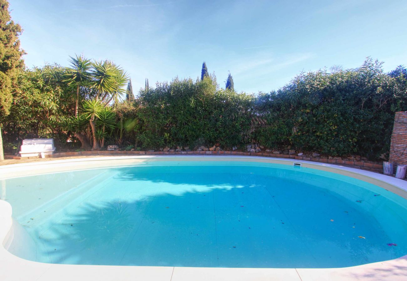 Villa em Marbella - 2042 Elegant Villa with Garden and Heated Pool