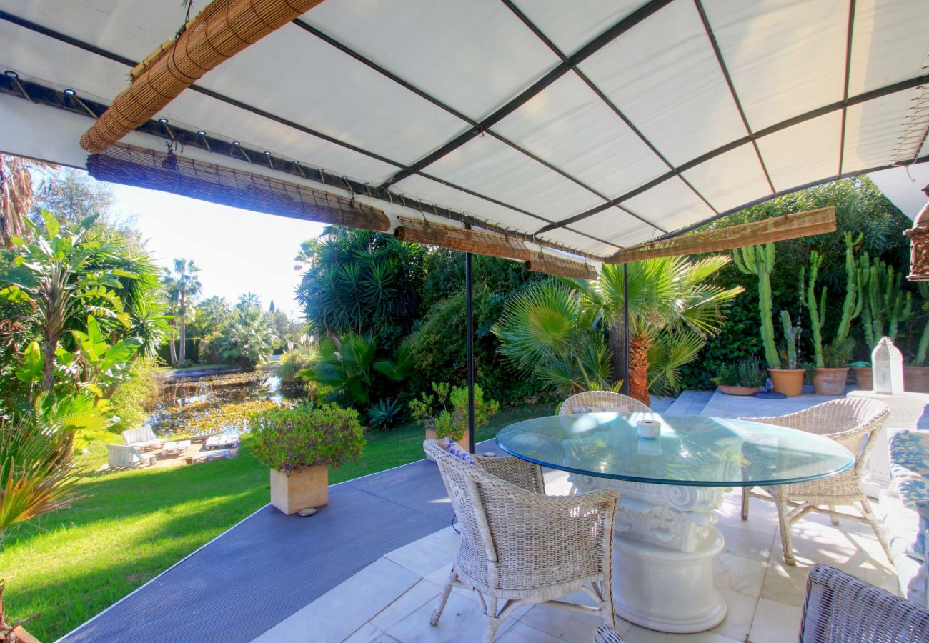 Villa em Marbella - 2042 Elegant Villa with Garden and Heated Pool