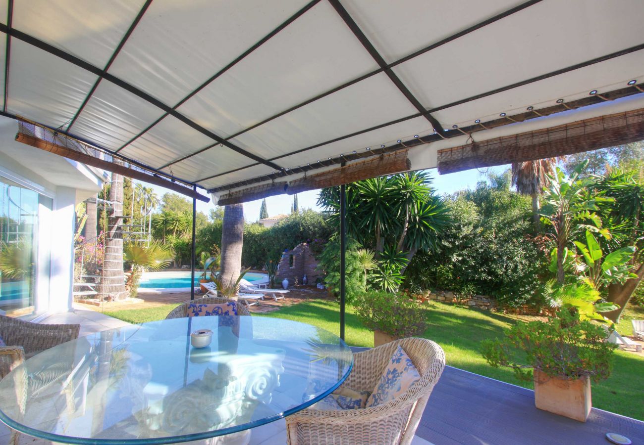 Villa em Marbella - 2042 Elegant Villa with Garden and Heated Pool
