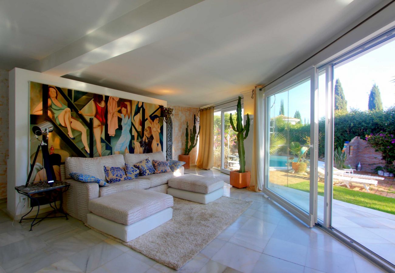 Villa em Marbella - 2042 Elegant Villa with Garden and Heated Pool