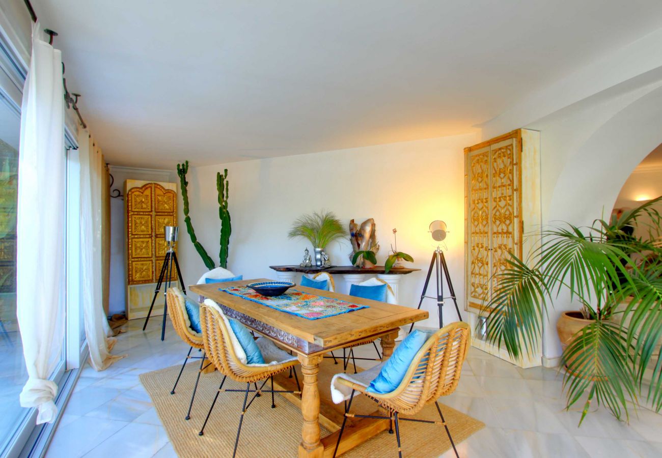 Villa em Marbella - 2042 Elegant Villa with Garden and Heated Pool
