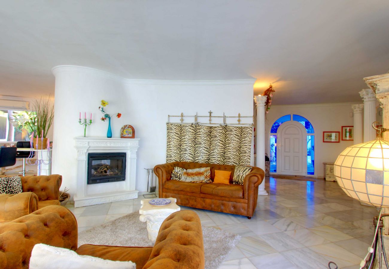 Villa em Marbella - 2042 Elegant Villa with Garden and Heated Pool