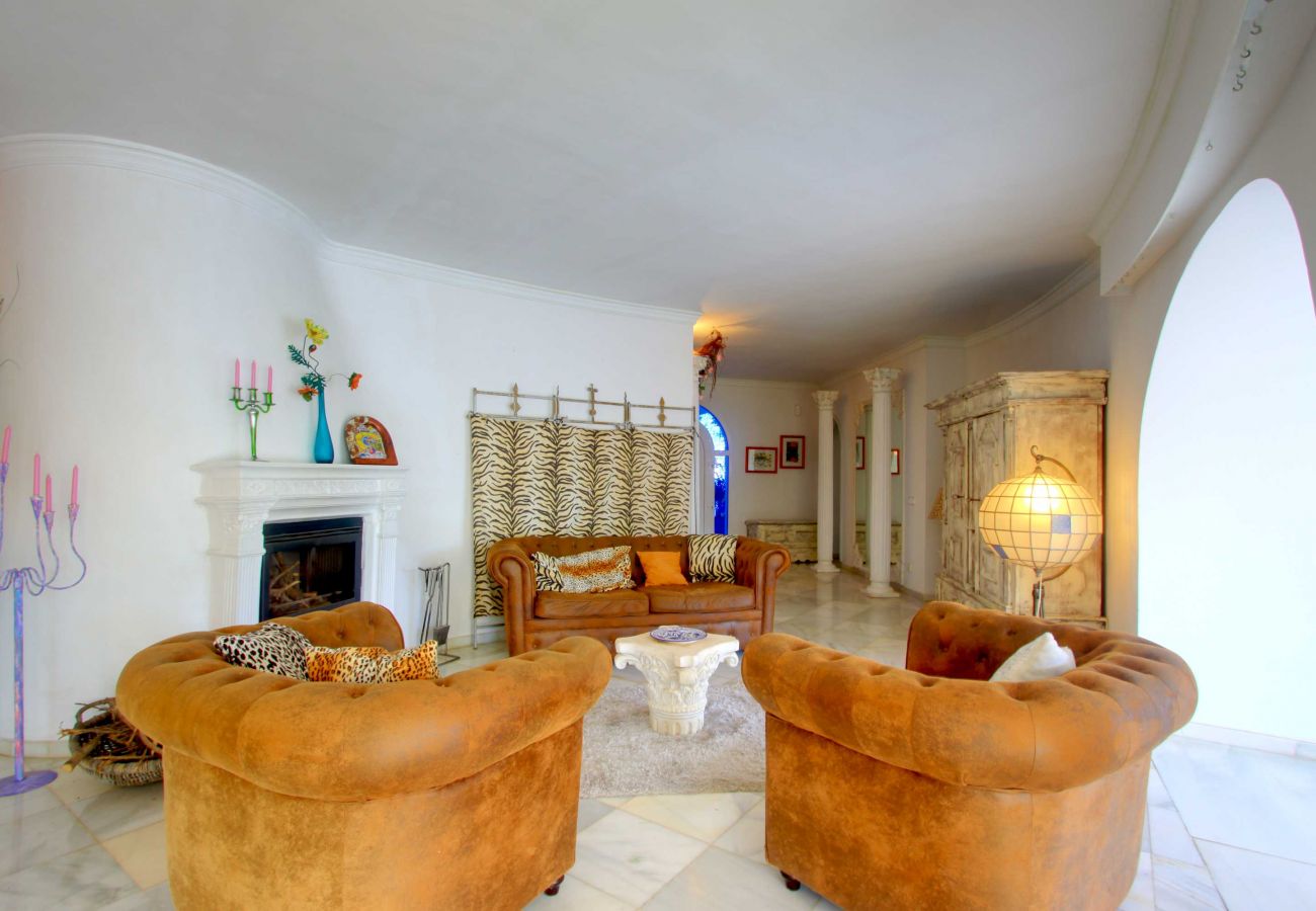 Villa em Marbella - 2042 Elegant Villa with Garden and Heated Pool