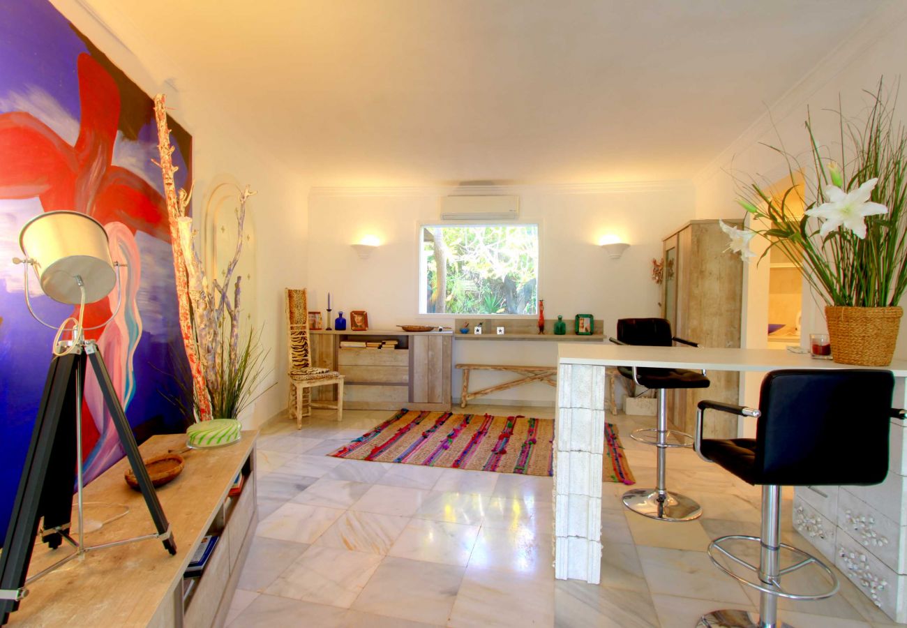 Villa em Marbella - 2042 Elegant Villa with Garden and Heated Pool