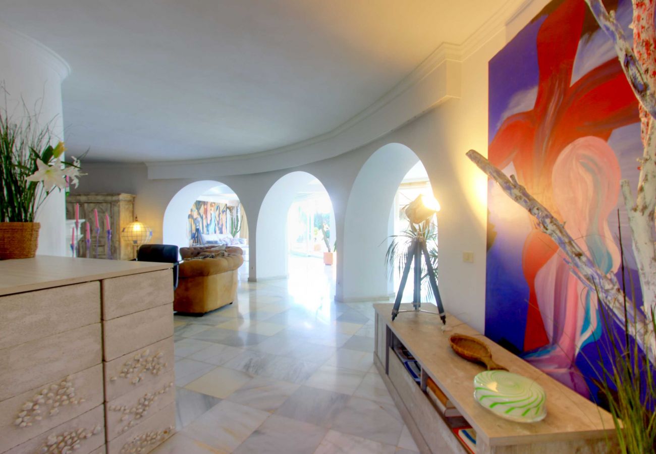 Villa em Marbella - 2042 Elegant Villa with Garden and Heated Pool