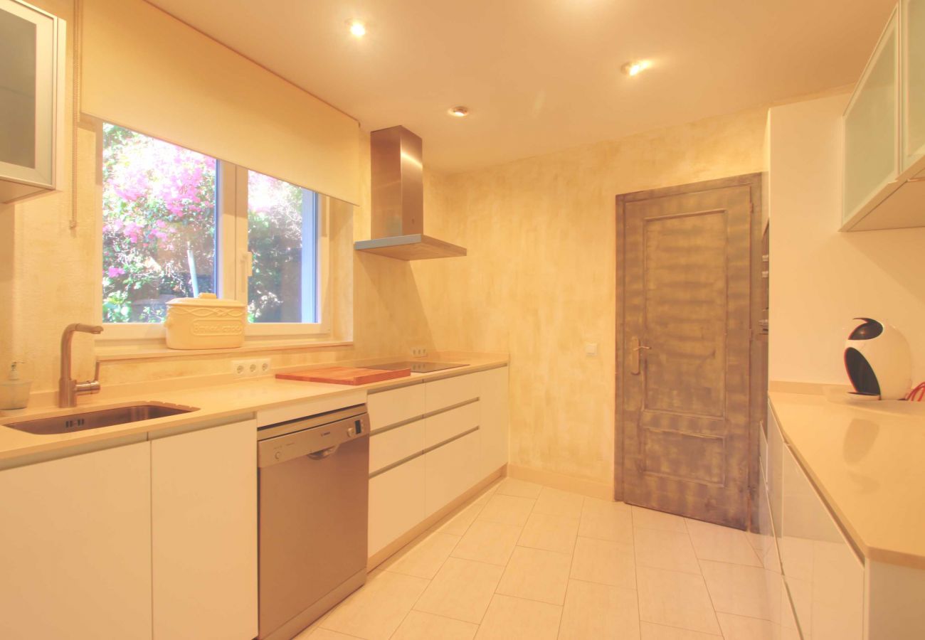 Villa em Marbella - 2042 Elegant Villa with Garden and Heated Pool