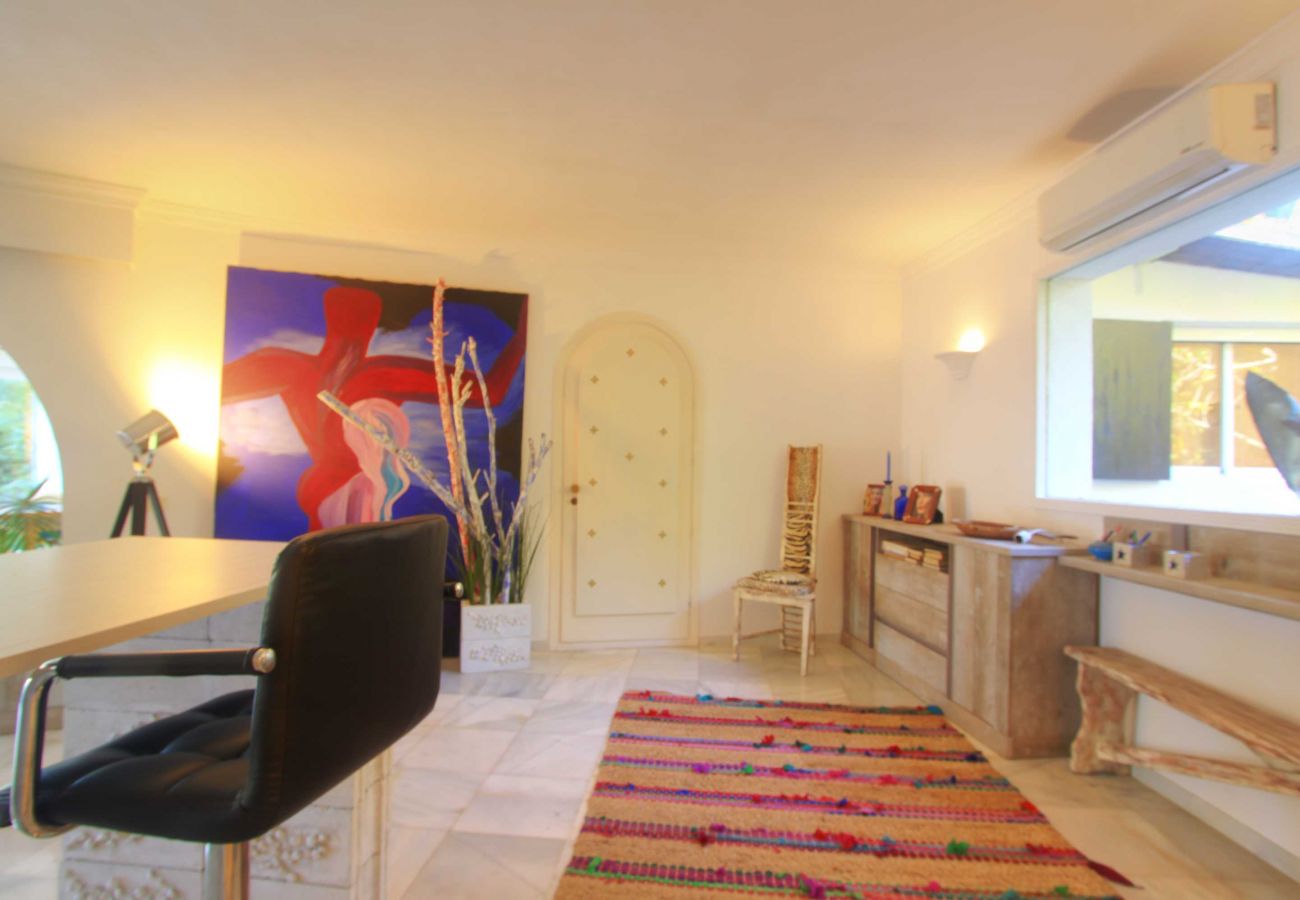 Villa em Marbella - 2042 Elegant Villa with Garden and Heated Pool