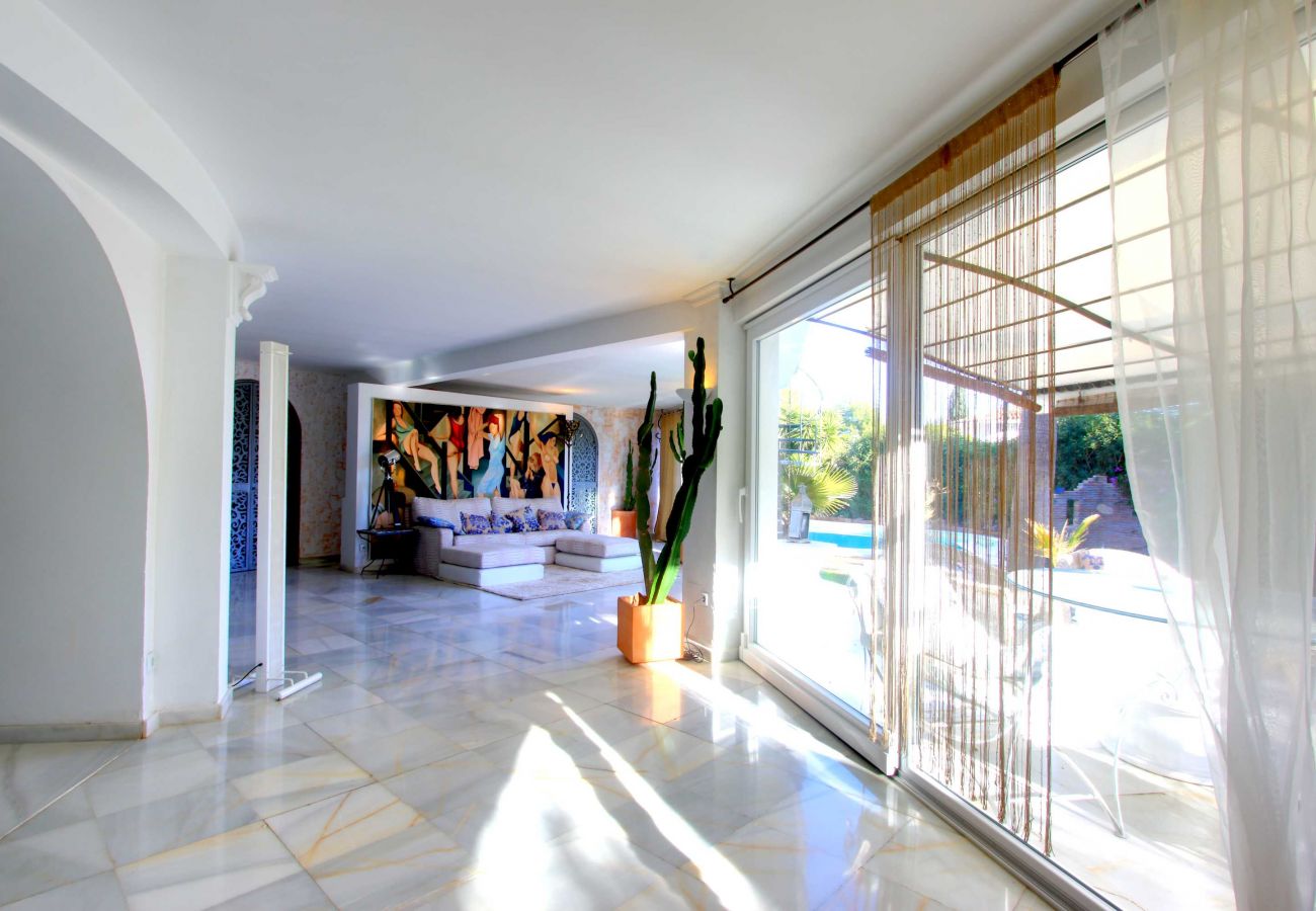 Villa em Marbella - 2042 Elegant Villa with Garden and Heated Pool