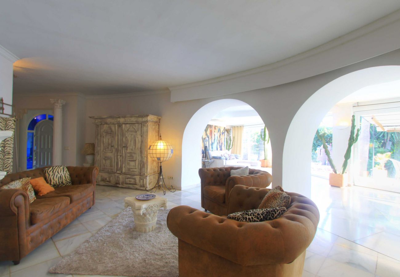 Villa em Marbella - 2042 Elegant Villa with Garden and Heated Pool