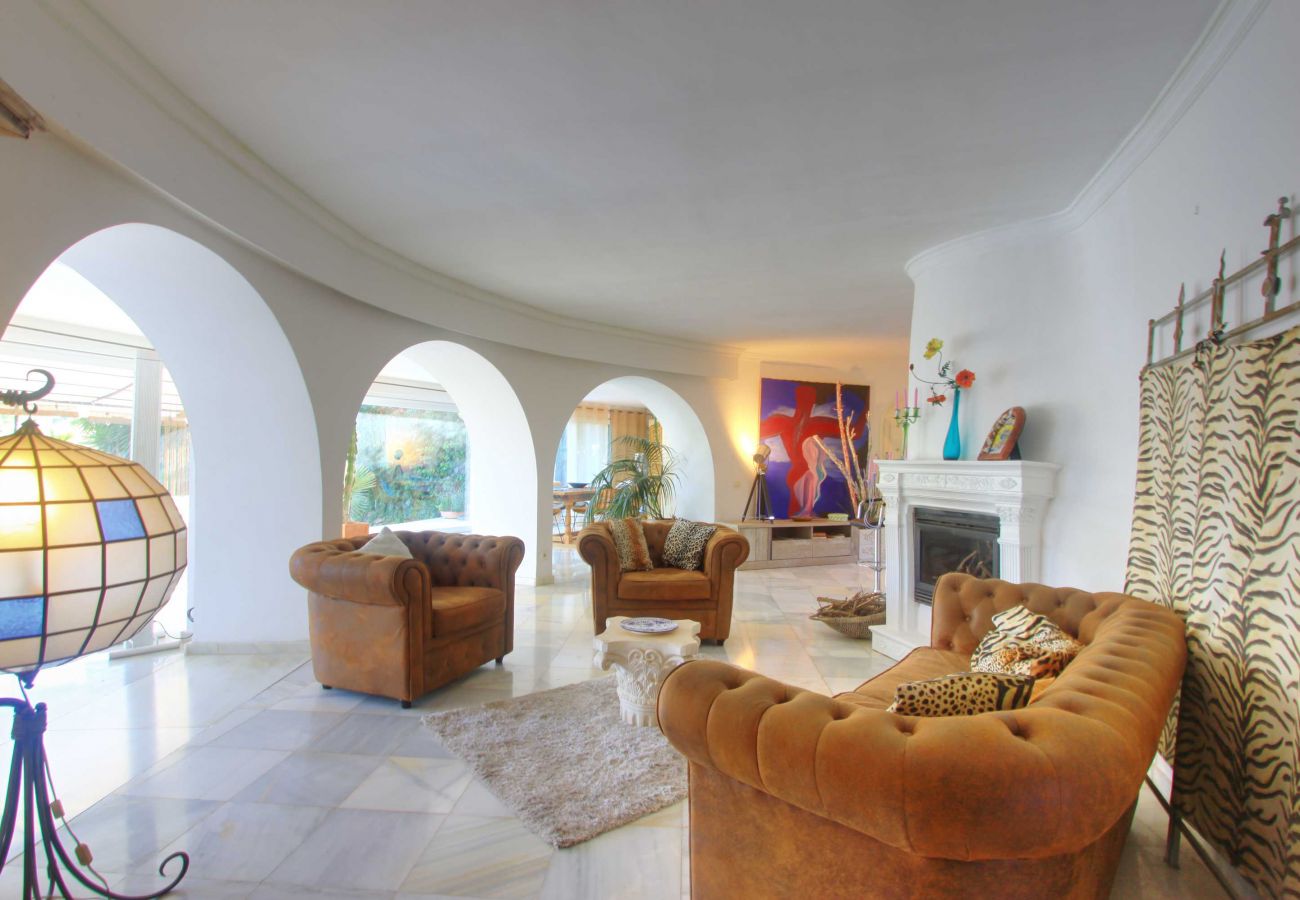Villa em Marbella - 2042 Elegant Villa with Garden and Heated Pool