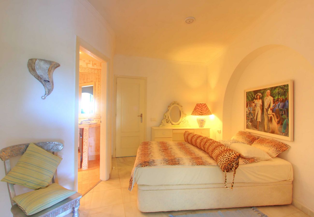 Villa em Marbella - 2042 Elegant Villa with Garden and Heated Pool