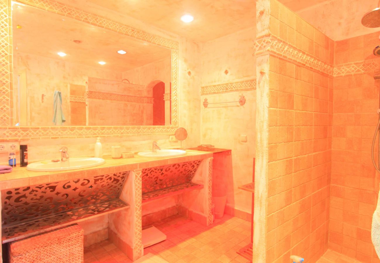 Villa em Marbella - 2042 Elegant Villa with Garden and Heated Pool