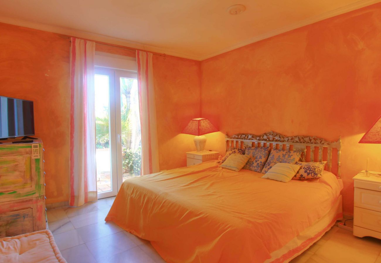Villa em Marbella - 2042 Elegant Villa with Garden and Heated Pool