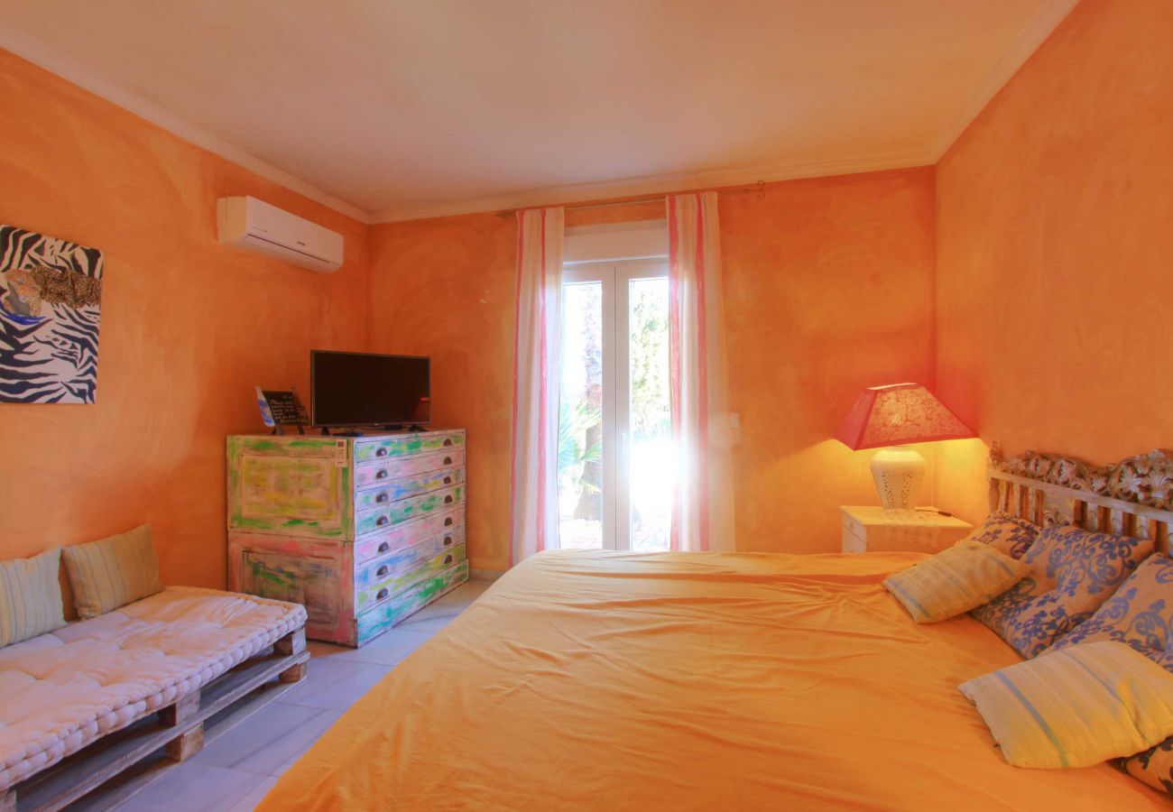 Villa em Marbella - 2042 Elegant Villa with Garden and Heated Pool