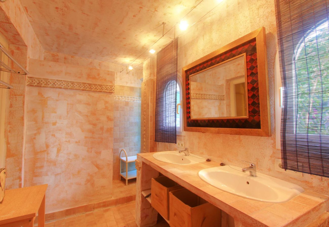 Villa em Marbella - 2042 Elegant Villa with Garden and Heated Pool