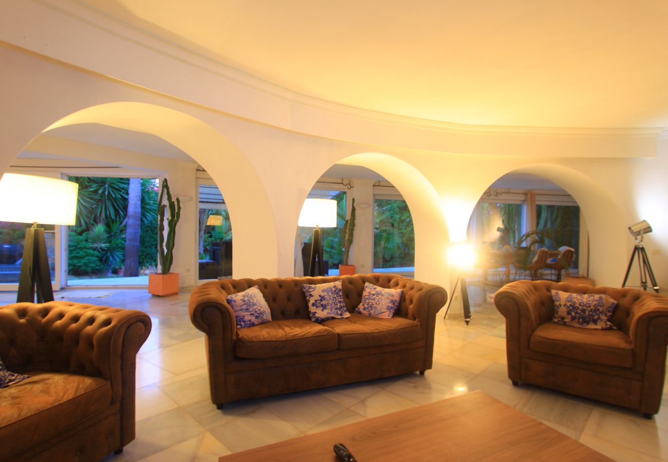 Villa em Marbella - 2042 Elegant Villa with Garden and Heated Pool