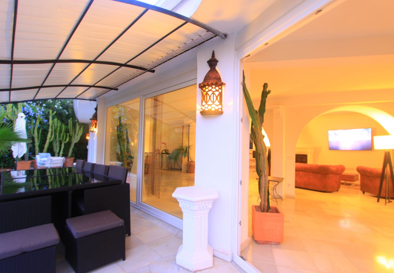 Villa em Marbella - 2042 Elegant Villa with Garden and Heated Pool
