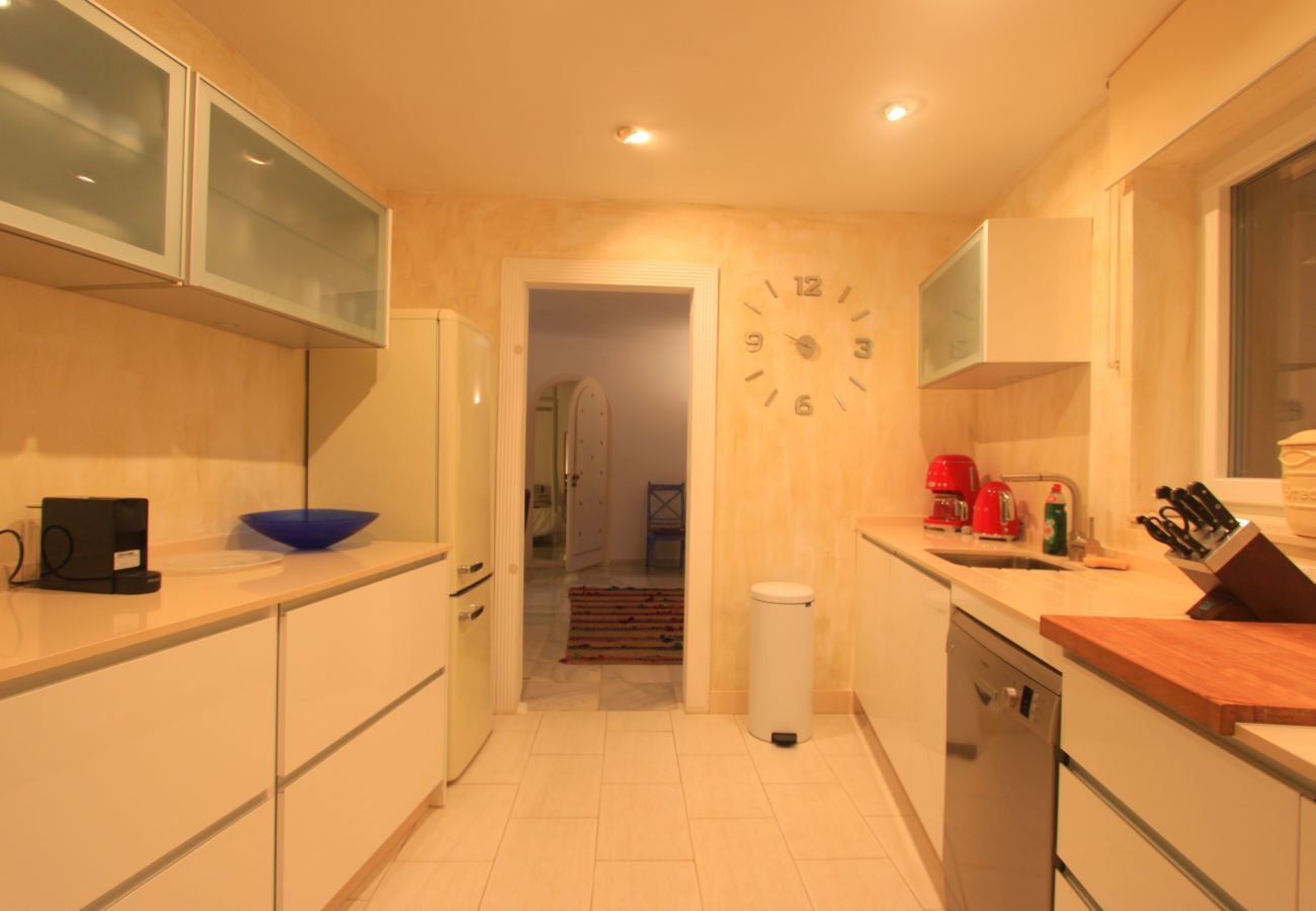 Villa em Marbella - 2042 Elegant Villa with Garden and Heated Pool