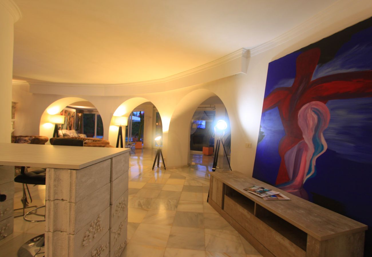 Villa em Marbella - 2042 Elegant Villa with Garden and Heated Pool