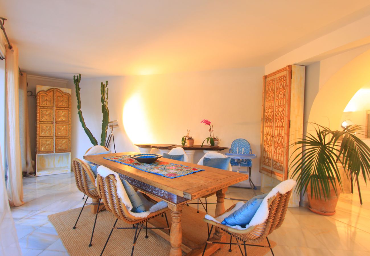 Villa em Marbella - 2042 Elegant Villa with Garden and Heated Pool