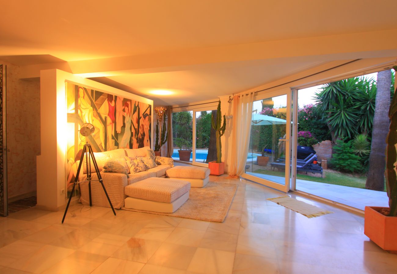 Villa em Marbella - 2042 Elegant Villa with Garden and Heated Pool