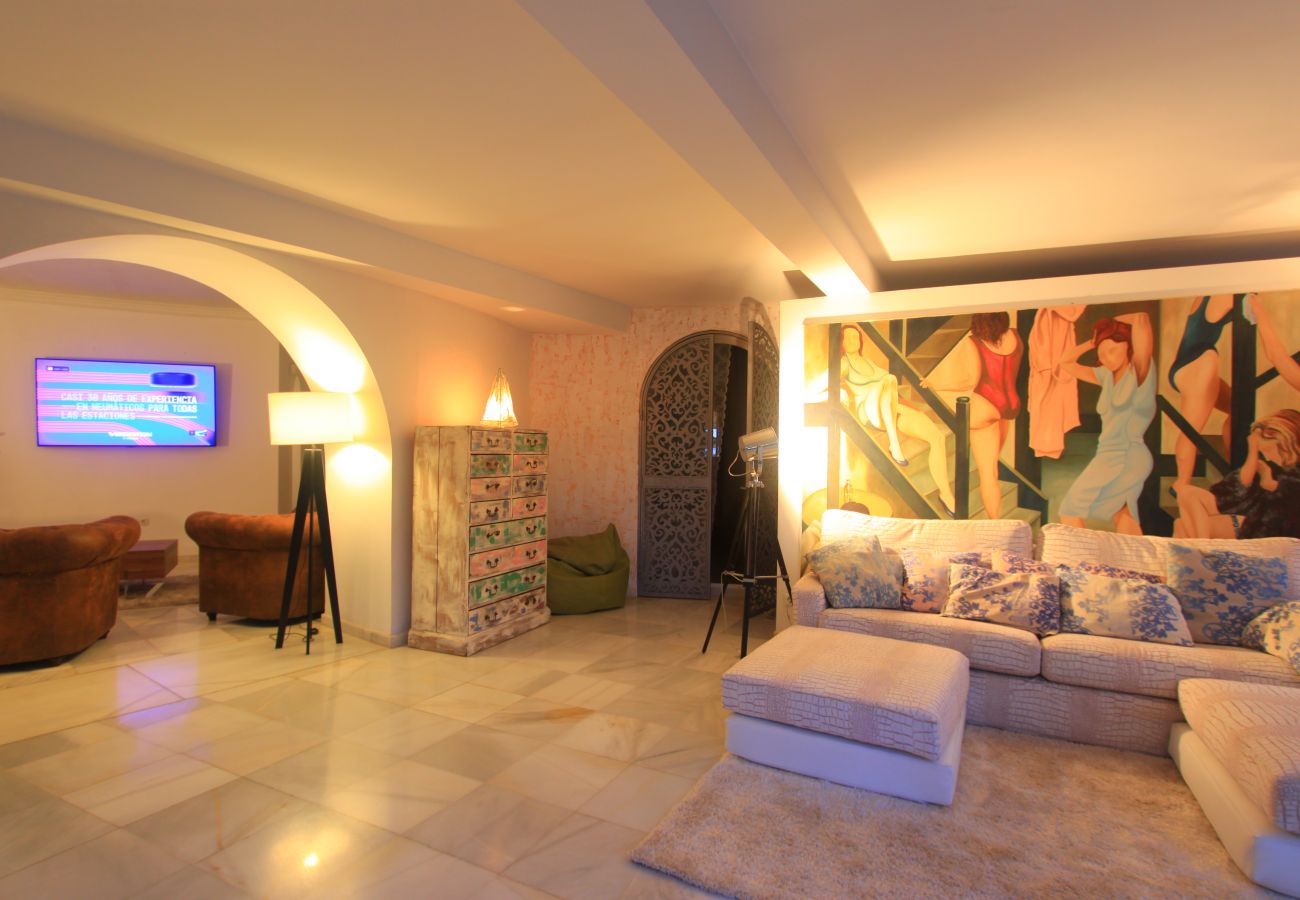 Villa em Marbella - 2042 Elegant Villa with Garden and Heated Pool