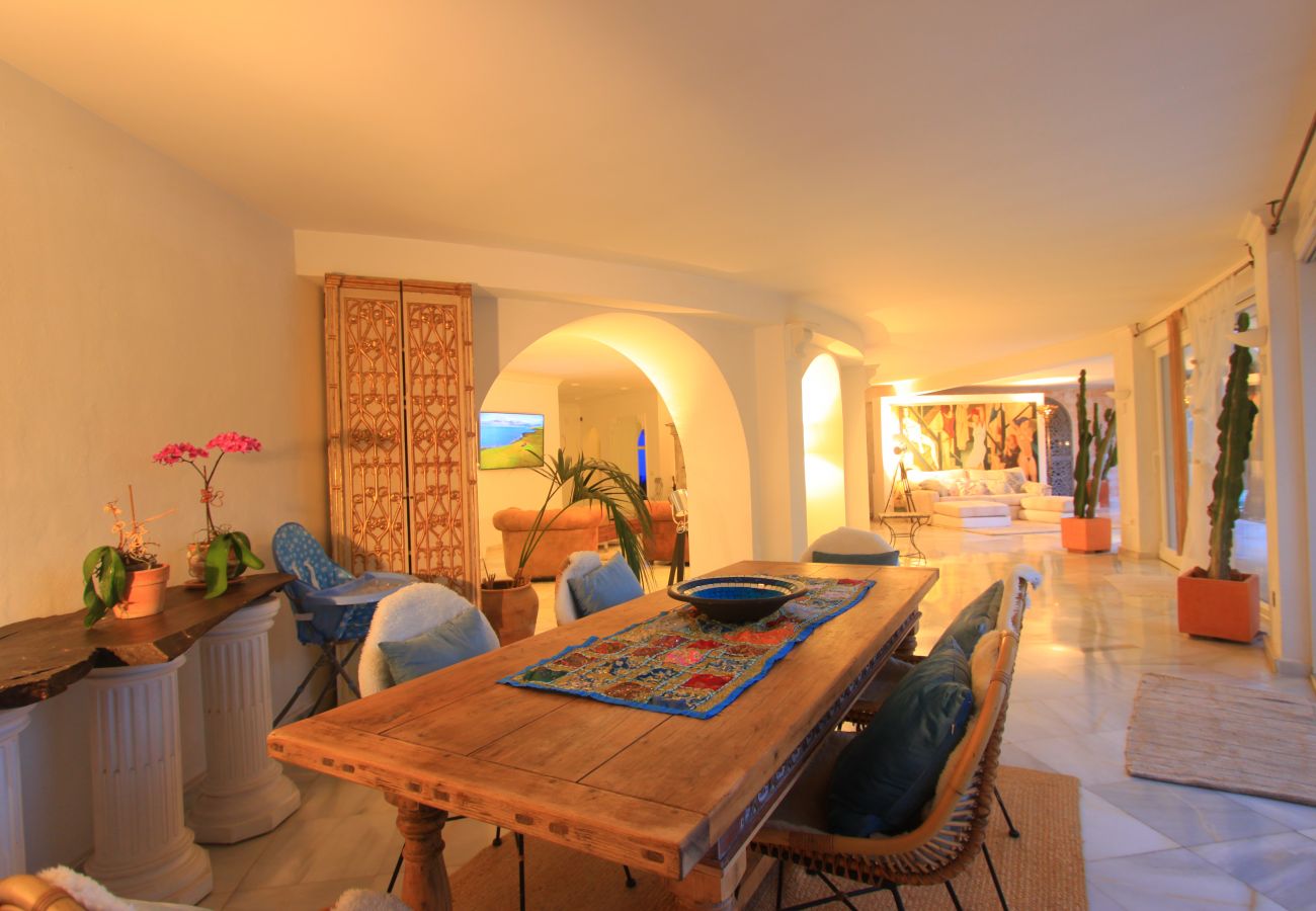 Villa em Marbella - 2042 Elegant Villa with Garden and Heated Pool