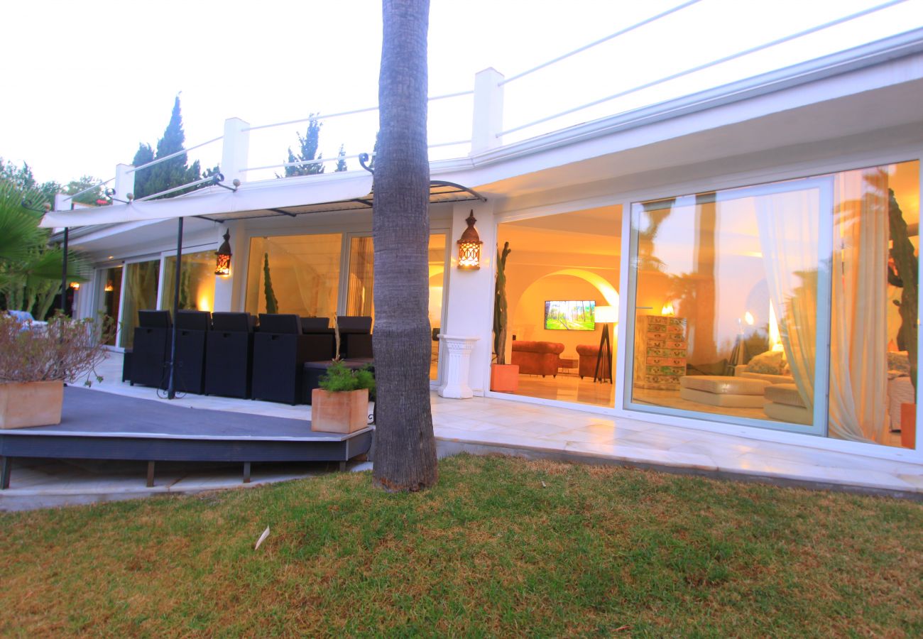 Villa em Marbella - 2042 Elegant Villa with Garden and Heated Pool