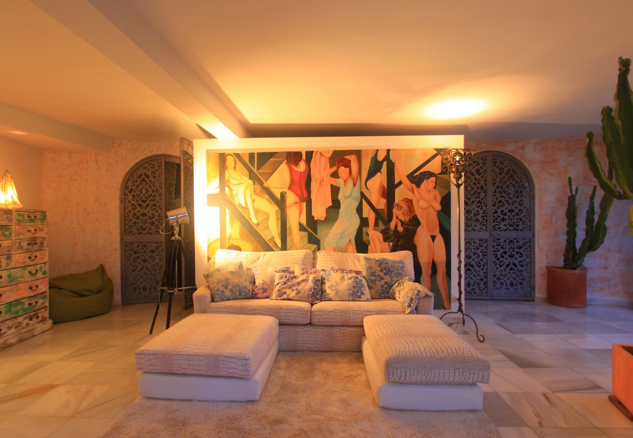 Villa em Marbella - 2042 Elegant Villa with Garden and Heated Pool